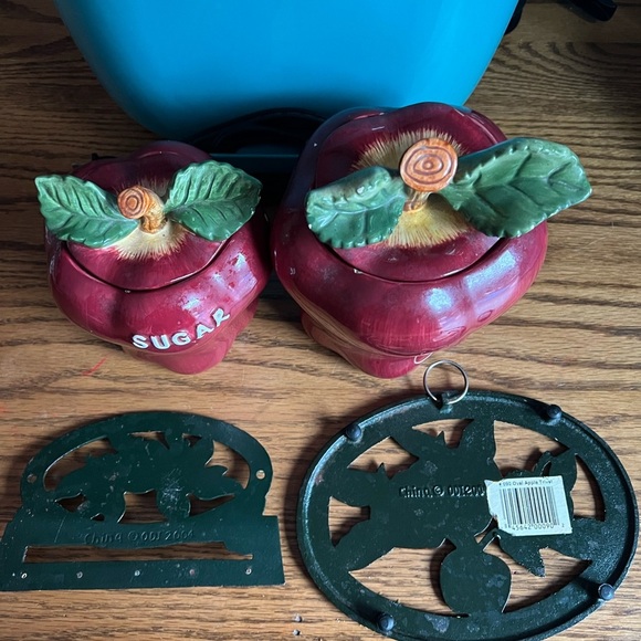 Vintage 1990’s 4 pc Apple Canisters and Apple Oval Trivets - Picture 5 of 6